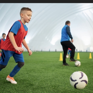 Photo enfant qui réalise de la coordination motrice